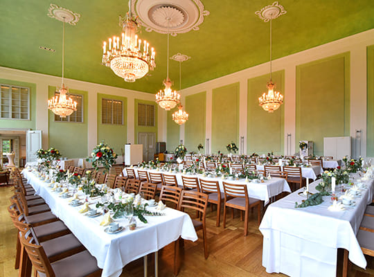 Stilvoll dekorierter Saal für das Musical Dinner in der Orangerie Ansbach