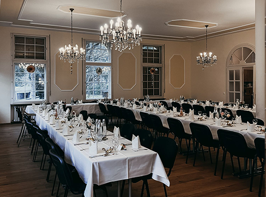 Stilvoller gedeckte Tische für das Musical Dinner im Hotel Dösch