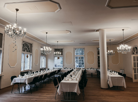 Stilvoller Saal mit gedecktem Tisch für das Musical Dinner im Hotel Dösch