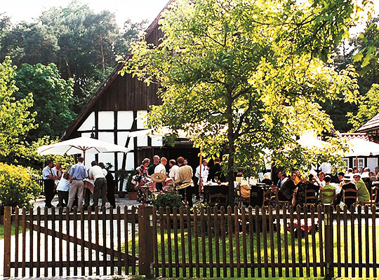 Sommerlicher Außenbereich im Gasthaus Buschkamp Bielefeld