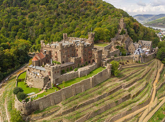 Atemberaubende Burg Reichenstein beim Musical Dinner Bingen - Seien Sie Gast!