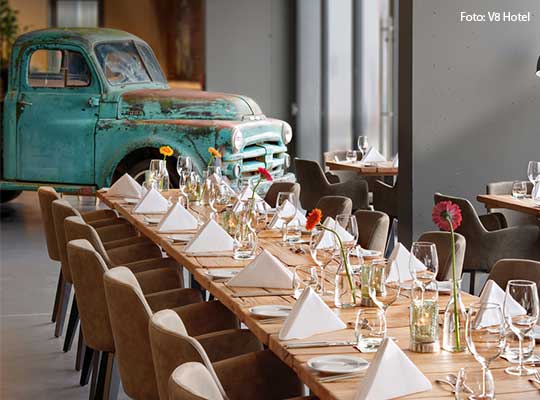 Stilvoll gedeckter Tisch für das Musical Dinner im V8 Hotel in Böblingen