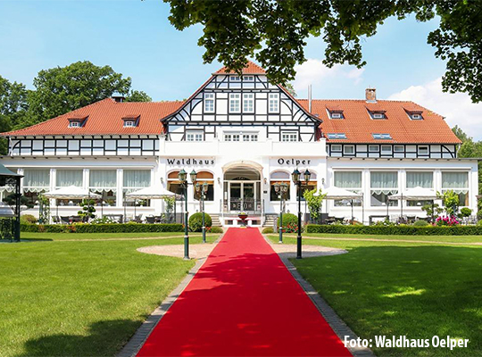 Einladene Aussicht auf das Waldhaus Oelper