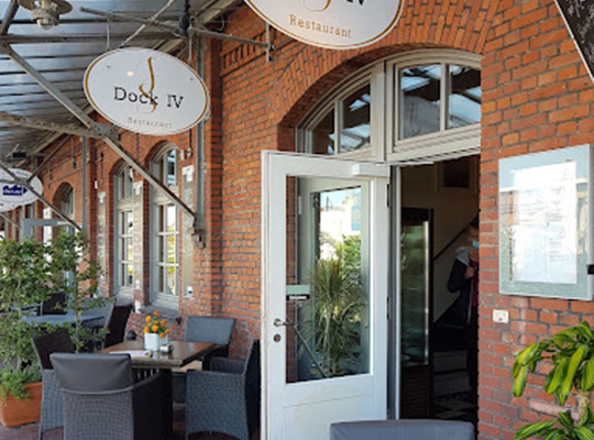 Herzlicher Eingang des Restaurants Dock IV