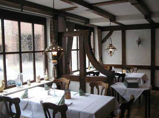 Tische des Restaurant in urigem Ambiente