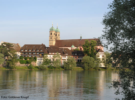 Außenansicht von der Vorderansicht von einem Fluss aus