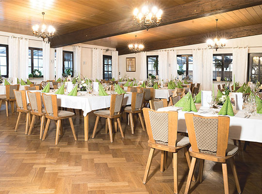 Im Restaurant Goldene Rose Coburg werden stimmungsvoll die Tische gedeckt für das Musical Dinner