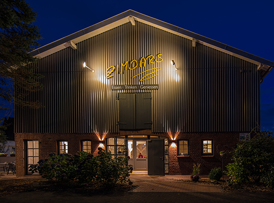 Ansicht des Restaurant Zimdars von außen bei Nacht