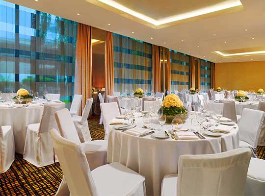 Schön dekorierter Saal im Sheraton Essen Hotel