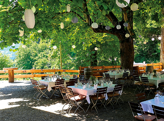 Der magische Außenbereich vom Waldrestaurant St. Ottilien lädt zum verweilen ein