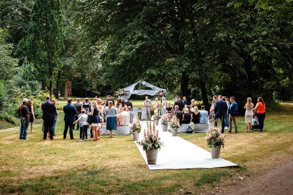 Hochzeitszeremonie im Garten der Villa Stadtgarten in Gelsenkirchen