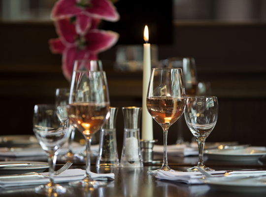 Genießen Sie bei einem Glas Wein das Musical Dinner im Hotel Mercure Hamm 