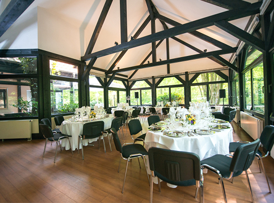 Speisesaal mit vielen Fenstern im Restaurant Steuerndieb