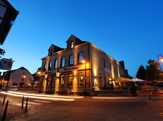 Stimmungsvoll beleuchtetes Gebäude des Alten Brauhaus Mülheim-Kärlich