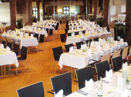 Besondere Tischaufstellung und Dekoration für das Musical Dinner im Konzil Konstanz