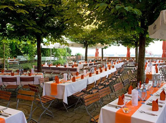 Stimmungsvoll wurde im Außenbereich dekoriert für das Musical Dinner im Gasthaus Max&moritz Kressbronn