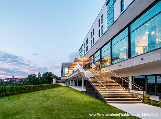 Luxuriöses Gebäude, umgeben von der Natur - Panoramahotel Waldenburg Künzelsau