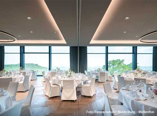 Der schön geschmückte Sal mit beeindruckender Aussicht, ist bereit für das Musical Dinner im Panoramahotel Waldenburg