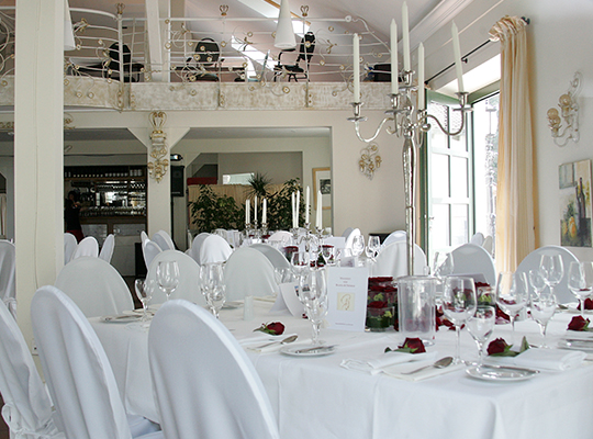 Pompöse Stimmung in weiß gehaltener Dekoration für das Musical Dinner im Kaiserhof Mönchengladbach