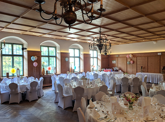 Liebevoll dekorierter Saal für das Musical Dinner im Hofbräukeller München 