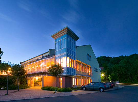 Beleuchtete Architektur des Berghotels Sammüller Neumarkt in der Oberpfalz