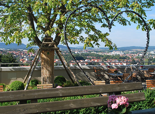 Liebevolle Terrasse vom Berghotel Sammüller in Neumarkt in der Oberpfalz 