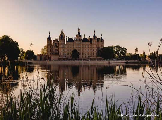 Schweriner Schloss Restaurant bei Nacht