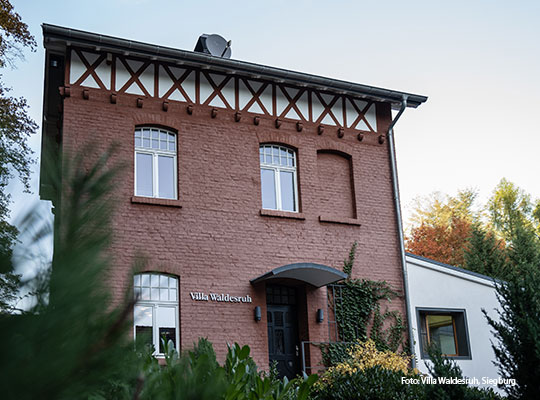 Außenansicht der Villa Waldesruh, welche ein Backsteingebäude, mit moderneren Anbau ist.