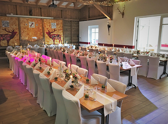 Wohlfühl-Ambiente bei gedecktem Tisch in der Zollpfosten Gastro Siegen