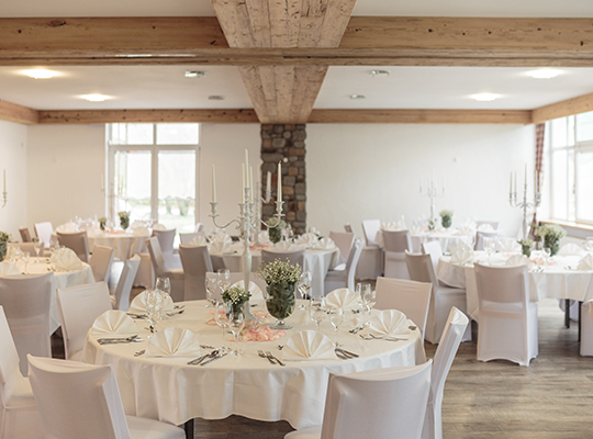 Modern dekorierte Tische für das Musical Dinner im schönen Waldhotel Forsthof Steinheim 