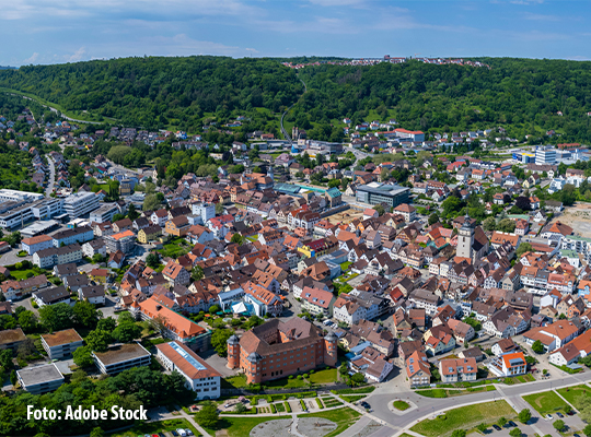 Zu sehen ist die Stadt Künzelsau aus erhöhter Perspektive